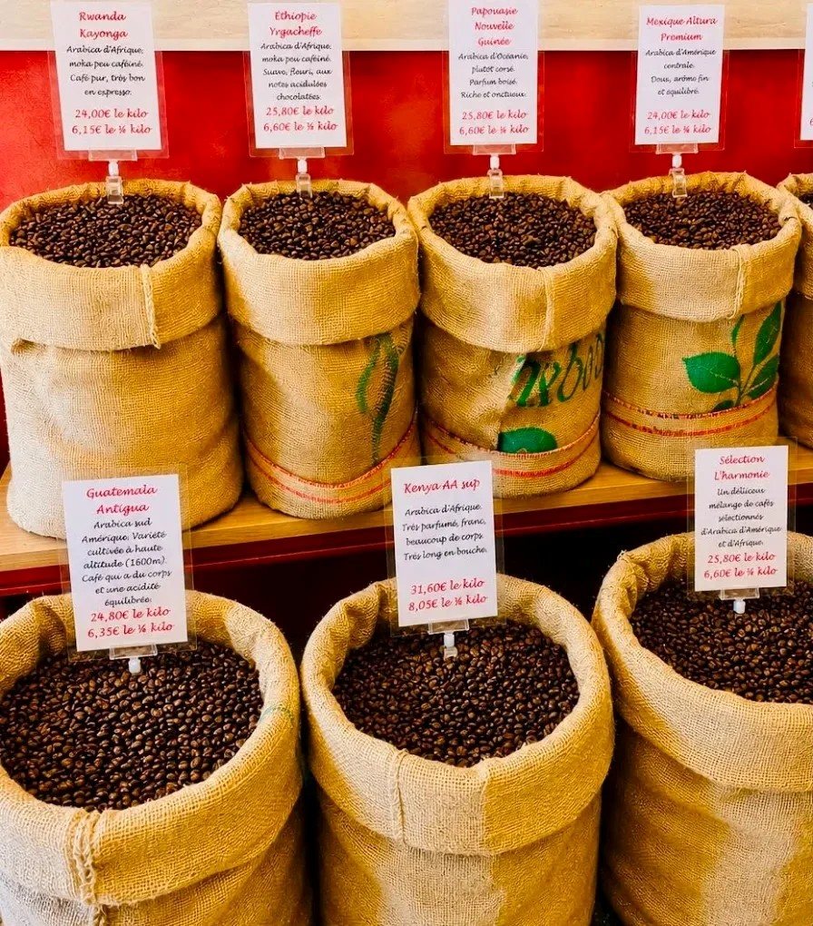 Les sacs de café en boutique, chacun avec son étiquette